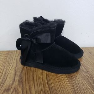 New Pawz by Bearpaw Amelia Youth Youth Sizes Black Faux Fur Lined